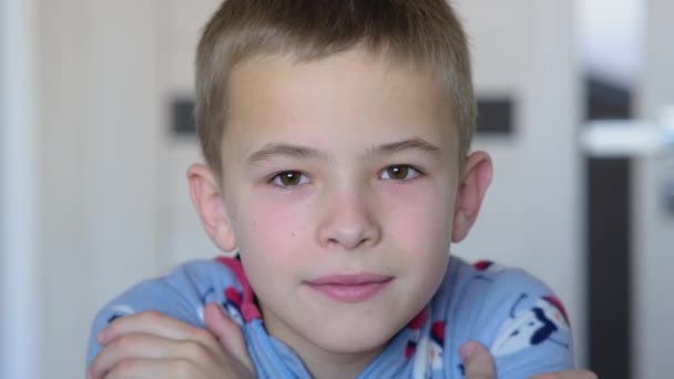 Retrato Niño Sonriendo Cámara — Vídeo de stock