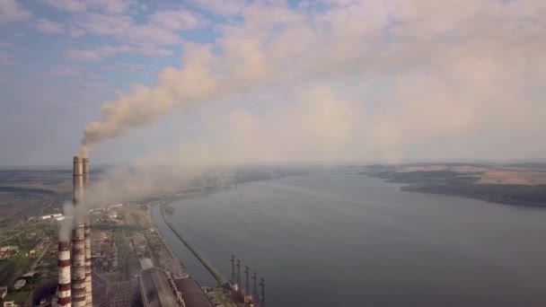 Zicht Vanuit Lucht Hoge Schoorsteenpijpen Met Grijze Rook Van Kolencentrales — Stockvideo