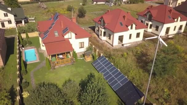 屋顶和风力发电机组上有太阳能电池板的住宅私人住宅的空中景观 — 图库视频影像