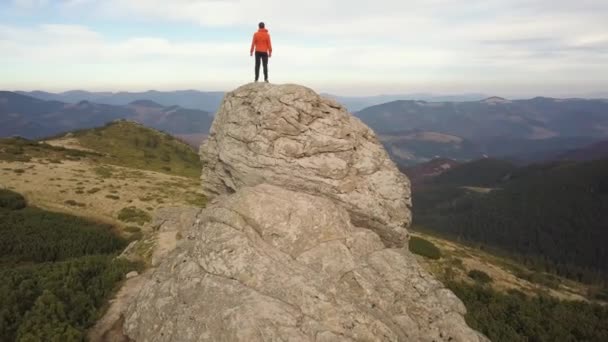 Vista Aérea Excursionista Escalando Grandes Rocas Las Montañas — Vídeo de stock