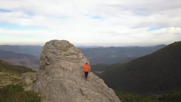 Vista Aérea Homem Caminhante Escalando Grande Rocha Montanhas — Vídeo de Stock