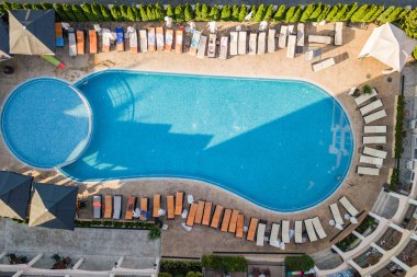 Mavi kristal havuzlu otelin havuz manzarası.