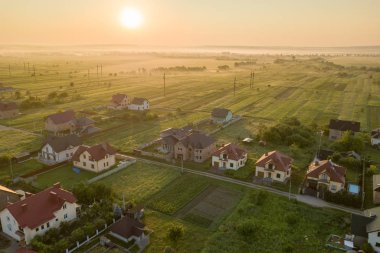 Kırsal yerleşim alanının havadan görünüşü ile özel evler arasında