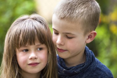 İki sevimli adil saçlı çocuk kardeşler, genç erkek kardeşi ve si