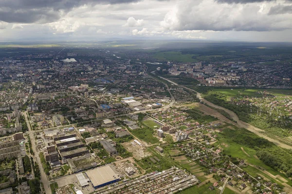 Luftaufnahme der Stadt mit Häuserzeilen und kurvenreicher Straße — Stockfoto