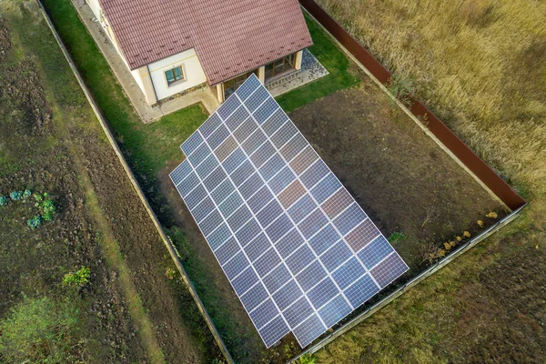 Vista aérea do grande painel solar azul instalado na estrutura do solo — Fotografia de Stock