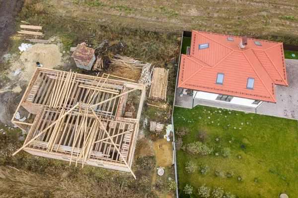 Bovenaanzicht vanuit de lucht op twee particuliere huizen, waarvan één in aanbouw — Stockfoto