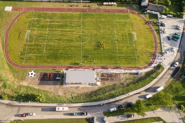 Вид с воздуха на футбольное поле на стадионе, покрытый зеленью — стоковое фото