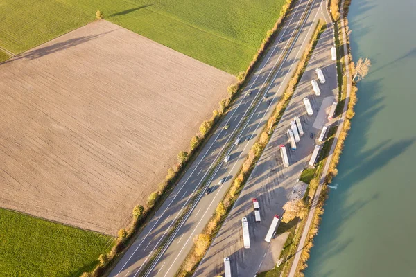 Vista aérea de arriba hacia abajo de la carretera carretera interestatal con movimiento rápido —  Fotos de Stock