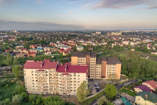 Luchtfoto van flatgebouwen met meerdere verdiepingen in groene residenti — Stockfoto