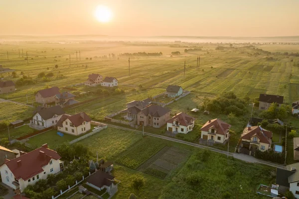 Luftaufnahme ländlicher Wohngebiete mit Privathäusern zwischen — Stockfoto