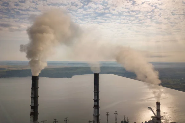 Вид з повітря на труби високого димоходу з сірого диму з вугільного пуу — стокове фото