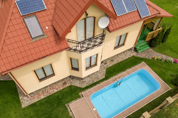 Vue aérienne d'une nouvelle maison autonome avec panneaux solaires et wate — Photo