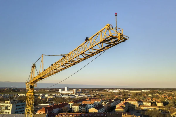 Tower crane on bright blue sky copy space background, city lands — Stock Photo, Image