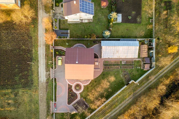 Residenti sıraları ile küçük kasaba veya köyün hava manzara — Stok fotoğraf