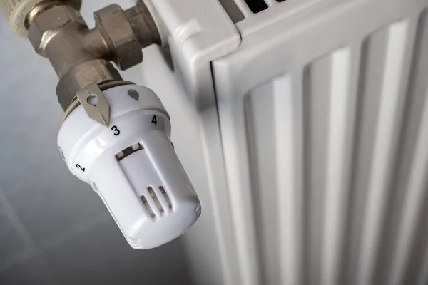 Fechar a válvula do radiador de aquecimento para re temperatura confortável — Fotografia de Stock