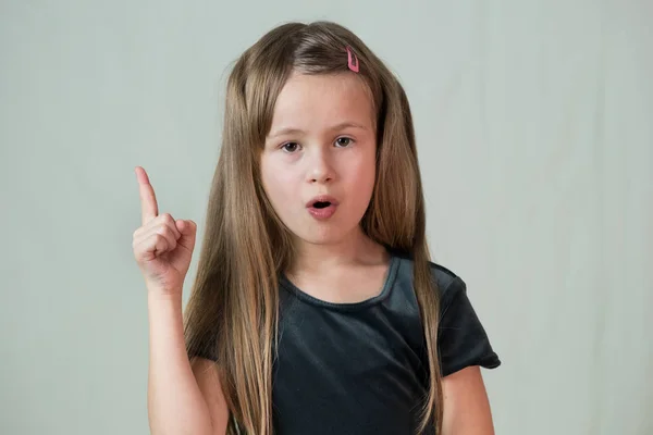 Nahaufnahme Porträt eines glücklich lächelnden kleinen Mädchens mit langen Haaren — Stockfoto