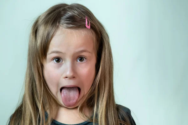 Nahaufnahme Porträt eines kleinen Mädchens mit langen Haaren — Stockfoto