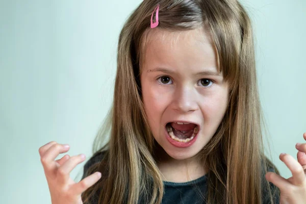 Close-up portret van boos schreeuwen kind meisje op zoek agressiv — Stockfoto