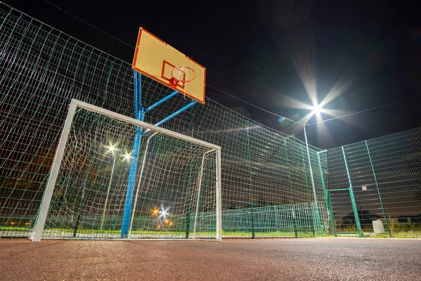 Açık hava mini futbol ve basketbol sahası ile top kapısı ve b — Stok fotoğraf