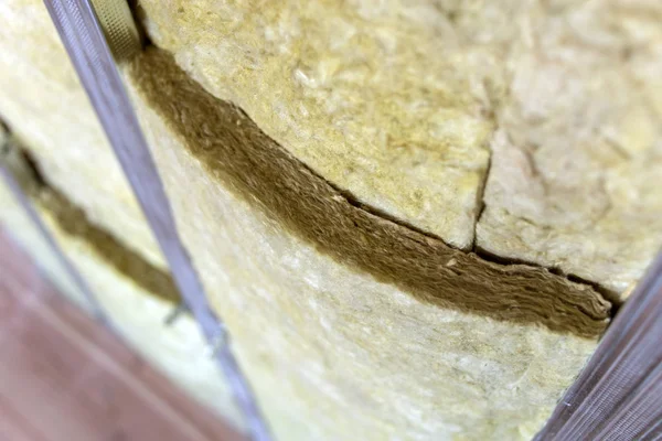Реставрируемая стена с изоляцией минеральной каменной ваты — стоковое фото
