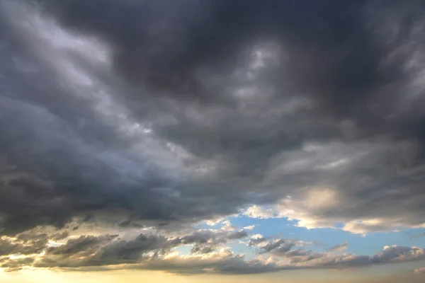 Небо на закате, покрытое яркими грозовыми облаками перед дождём . — стоковое фото