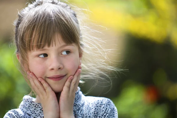 Portret van leuke mooie doordachte kind meisje buitenshuis op blurre — Stockfoto