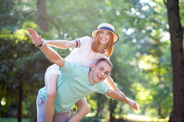 Счастливая молодая пара бойфренд и девушка веселятся на открытом воздухе — стоковое фото