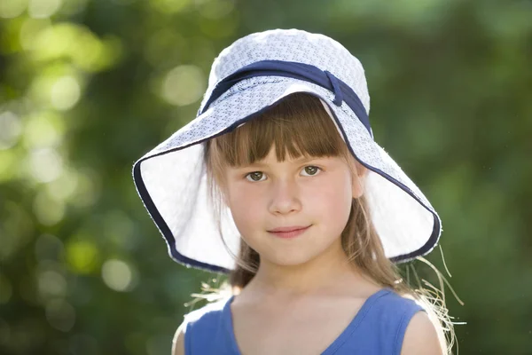 Närbild porträtt av glad leende liten flicka i en stor hatt. Chi — Stockfoto
