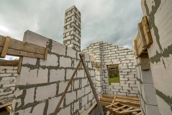 Lugar de construcción de una casa en construcción hecha de espuma blanca — Foto de Stock