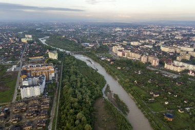Yerleşim alanı ve su ile Ivano-Frankivsk şehir havadan görünümü