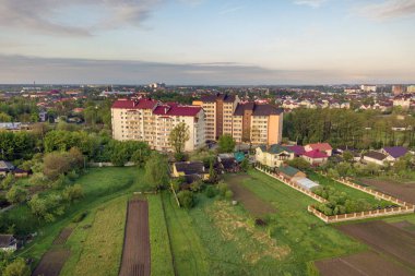 Yeşil konuttaki çok katlı apartmanların havadan görünüşü