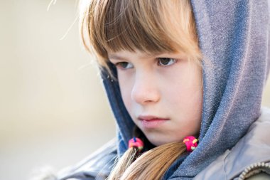 Sonbaharda açık havada sıcak kıyafetler içinde mutlu bir kızın portresi..