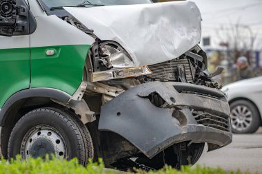 Şehir caddesinde araba kazasından sonra ağır hasar görmüş..