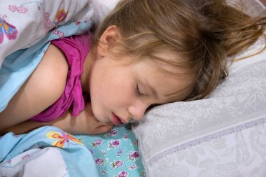 Küçük sevimli bir kızın yüzüne yaklaş.