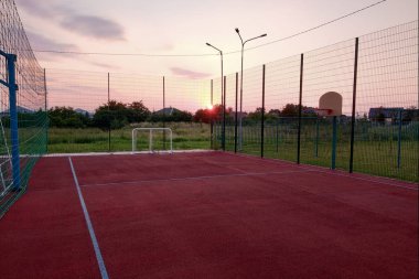 Açık hava mini futbol ve basketbol sahası ile top kapısı ve b