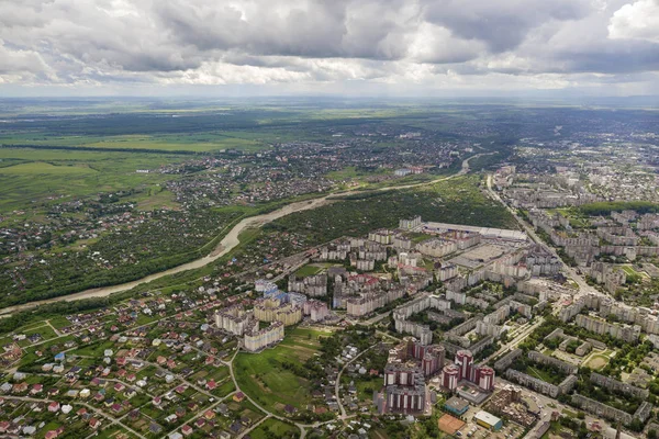 Luchtfoto van de stad of stad met rijen gebouwen en bochtige Str — Stockfoto