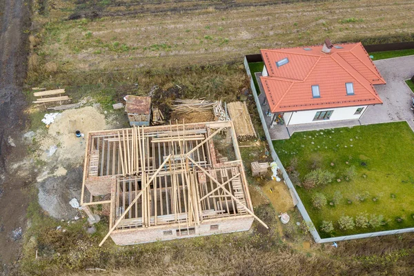 Vue aérienne de haut en bas de deux maisons privées, dont une en construction — Photo