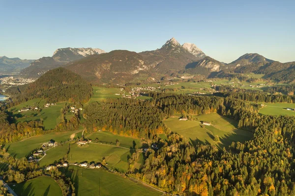 Pemandangan udara padang rumput hijau dengan desa dan hutan di Austria — Stok Foto