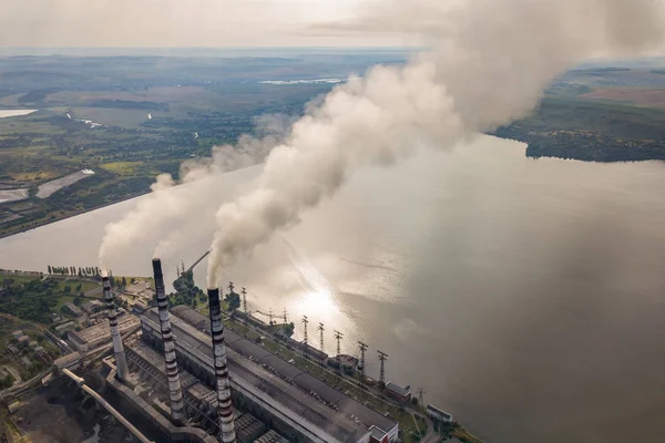 Vue aérienne des hauts tuyaux de cheminée avec fumée grise de la powe de charbon — Photo