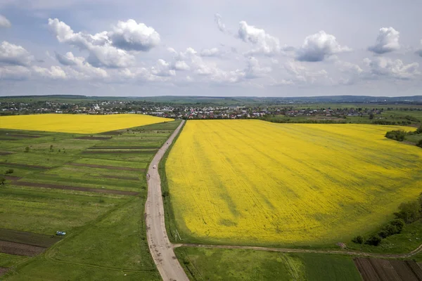 Vista aérea de la carretera terrestre con coches en movimiento en campos verdes con — Foto de Stock