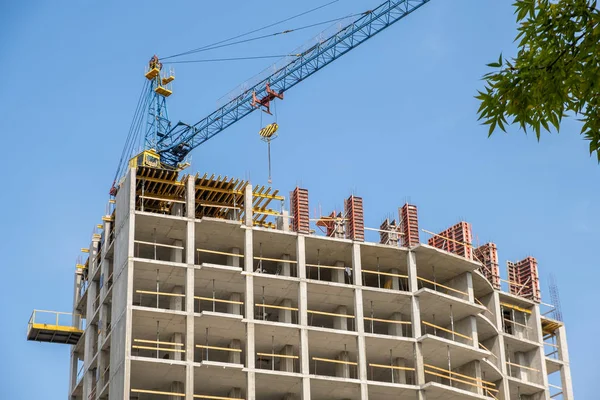 İnşaat halindeki uzun apartmanın beton iskeleti ve... — Stok fotoğraf