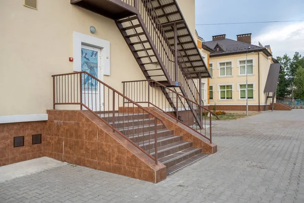 콘크리트입구 계단들 이 세라믹 타일로 덮여 있고 금속 R 자로 되어 있다 — 스톡 사진