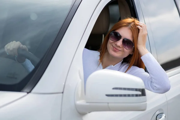 車のステアリングホイールの後ろに若い女性ドライバー. — ストック写真