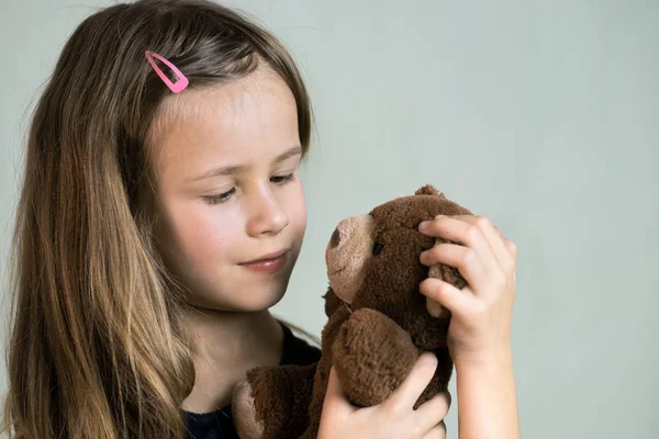 Hübsches Mädchen spielt mit ihrem Teddybär-Spielzeug. — Stockfoto