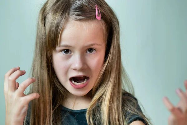 Close up portrait of angry shouting child girl looking aggressiv — Stock Photo, Image