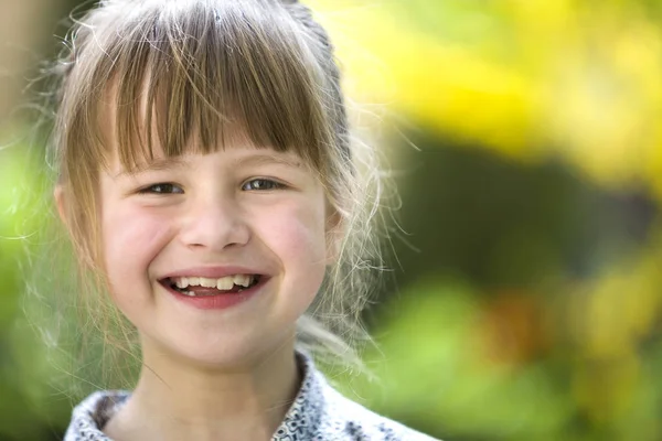 귀여운 예쁜 아이 소녀 와 회색 눈 과 공정한 머리 미소 에 c — 스톡 사진