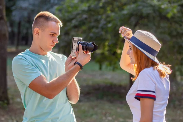 Jeune couple d'adolescents prenant des photos les uns des autres en plein air dans — Photo