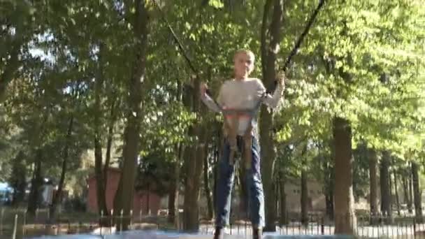 Дитячий Хлопчик Стрибає Закріплений Батуті Літньому Парку — стокове відео