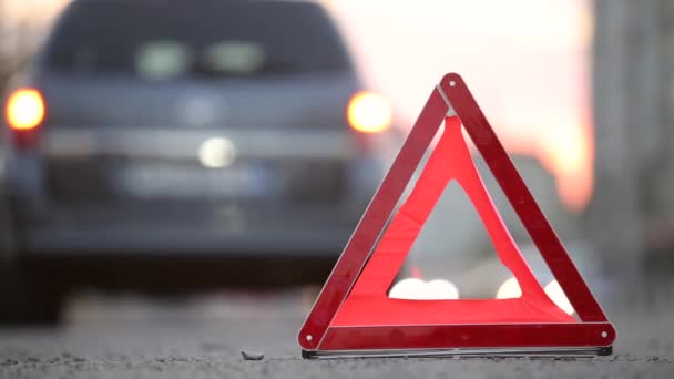 Rosso Segnale Arresto Emergenza Dietro Rotto Auto Sfocata Con Lampeggiante — Video Stock